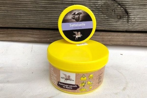Saddle soap with sponge with glycerine and Bense&Eicke