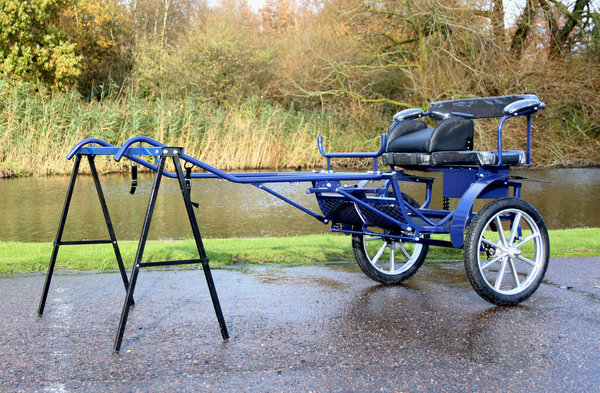 Blue two-seater sulky (Sulkys Cavalettie Sport Edition).